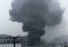 震惊：某知名电池工厂爆炸起火，现场浓烟腾起了蘑菇云！