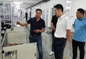 县委常委、副县长朱洪军来雅迪设备考察
